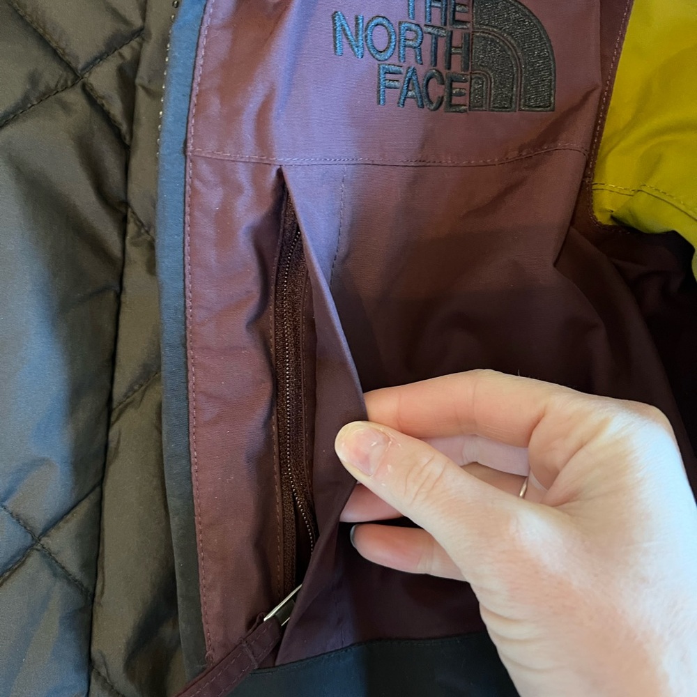 The North Face Women's ski Jacket - Picture 3 of 5